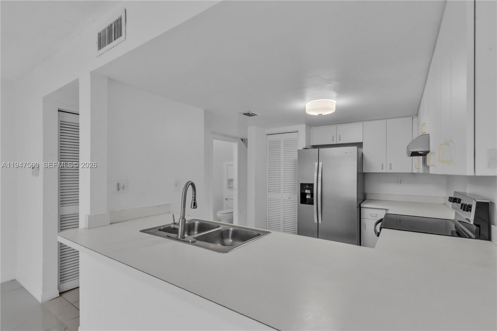 THE OAKVIEW CONDO NO 5 - Residential Lease