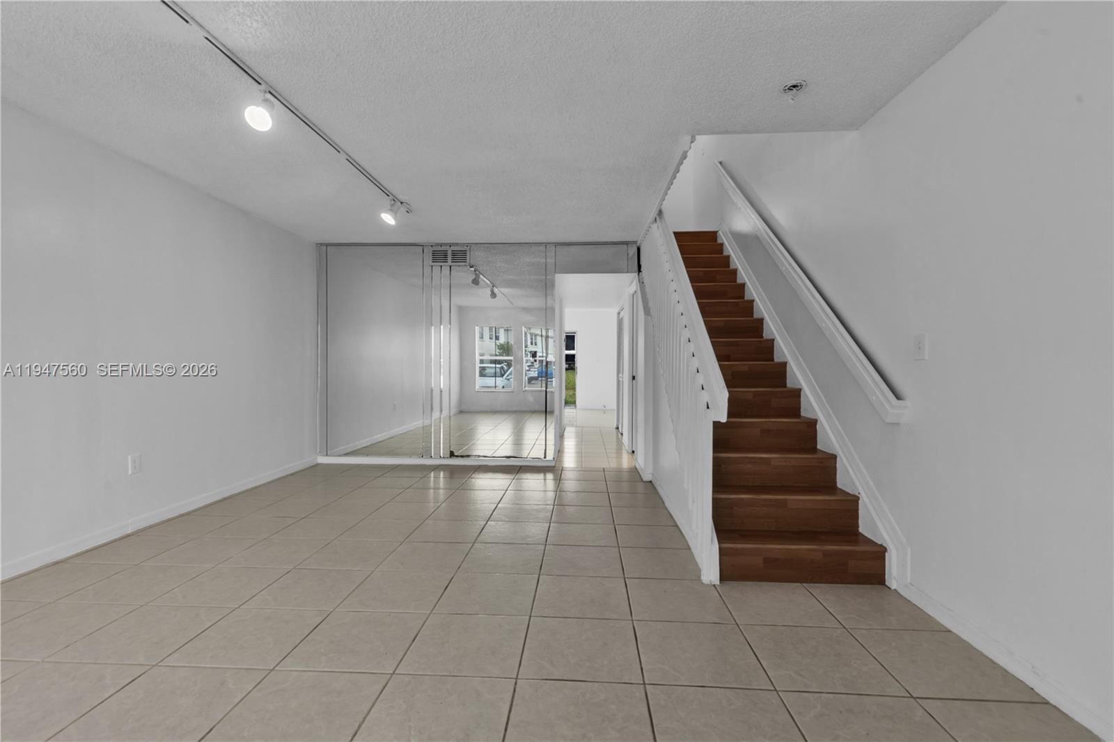 THE OAKVIEW CONDO NO 5 - Residential Lease