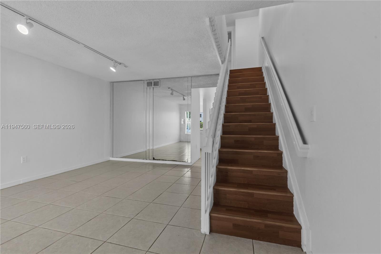 THE OAKVIEW CONDO NO 5 - Residential Lease