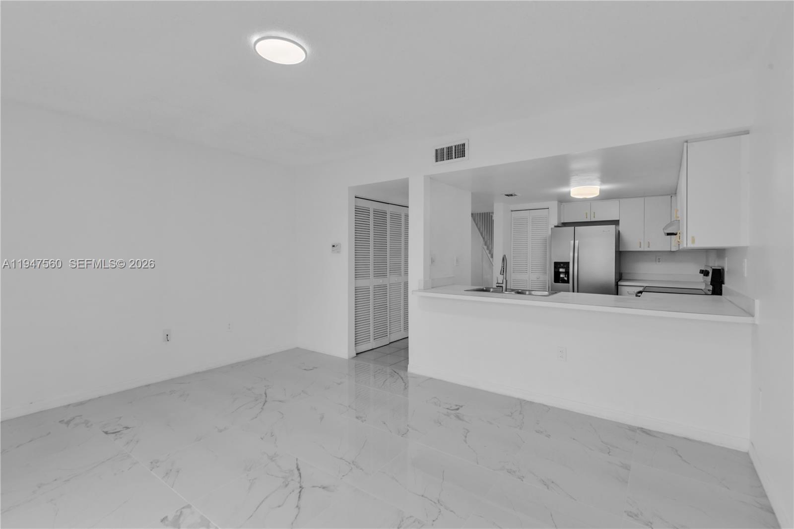 THE OAKVIEW CONDO NO 5 - Residential Lease