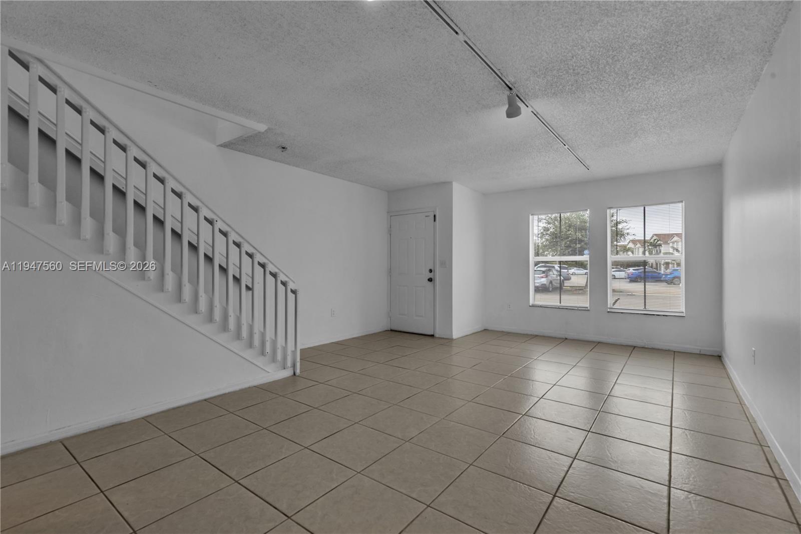 THE OAKVIEW CONDO NO 5 - Residential Lease