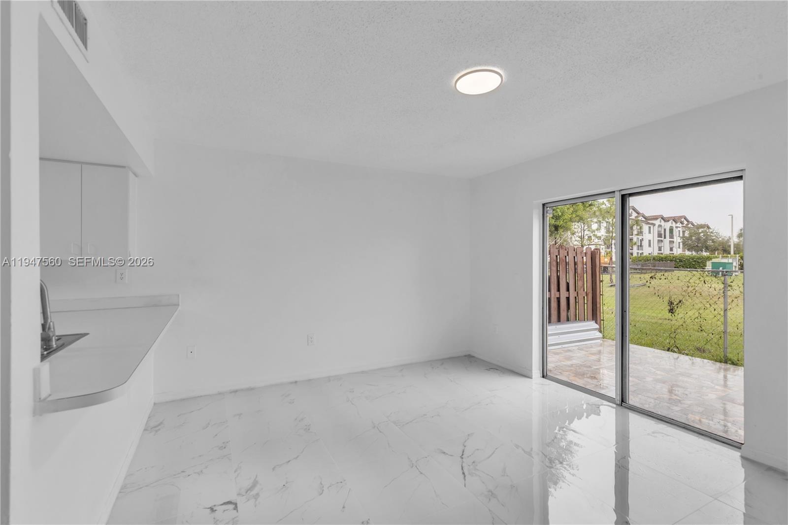 THE OAKVIEW CONDO NO 5 - Residential Lease
