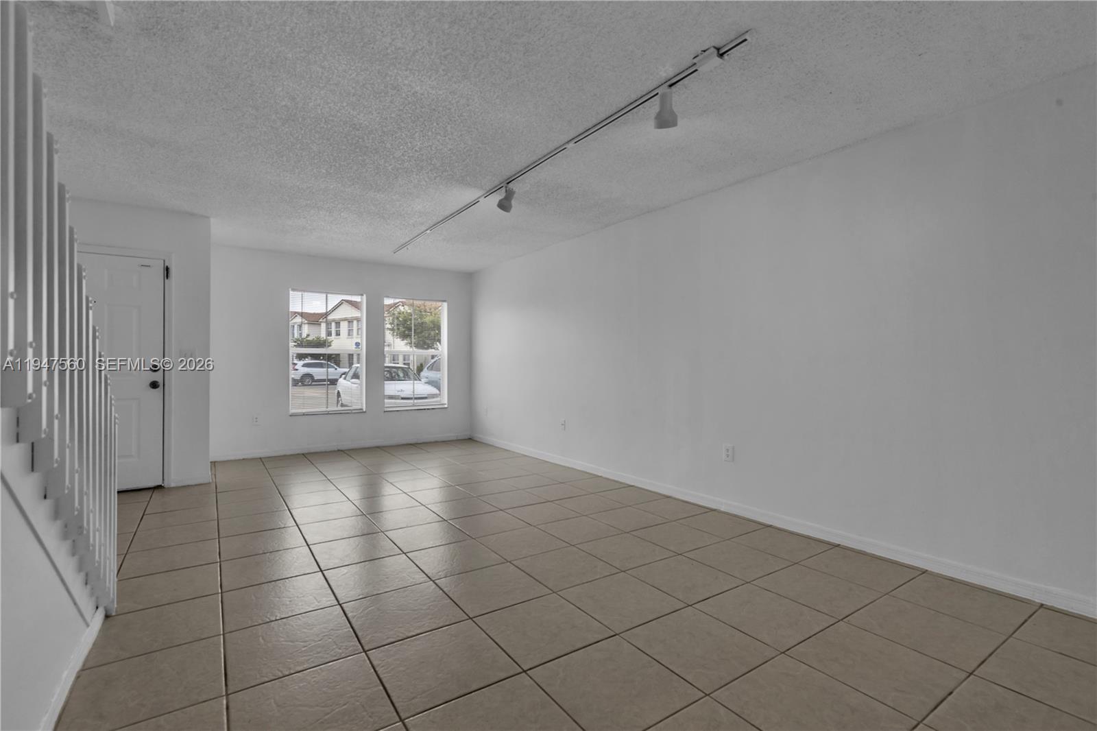 THE OAKVIEW CONDO NO 5 - Residential Lease
