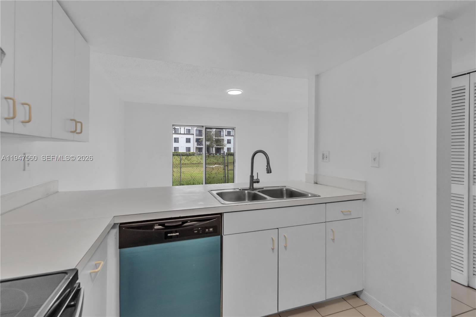 THE OAKVIEW CONDO NO 5 - Residential Lease