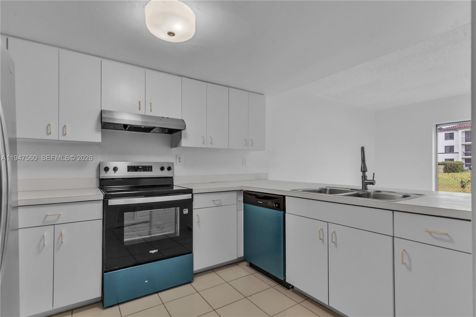THE OAKVIEW CONDO NO 5 - Residential Lease