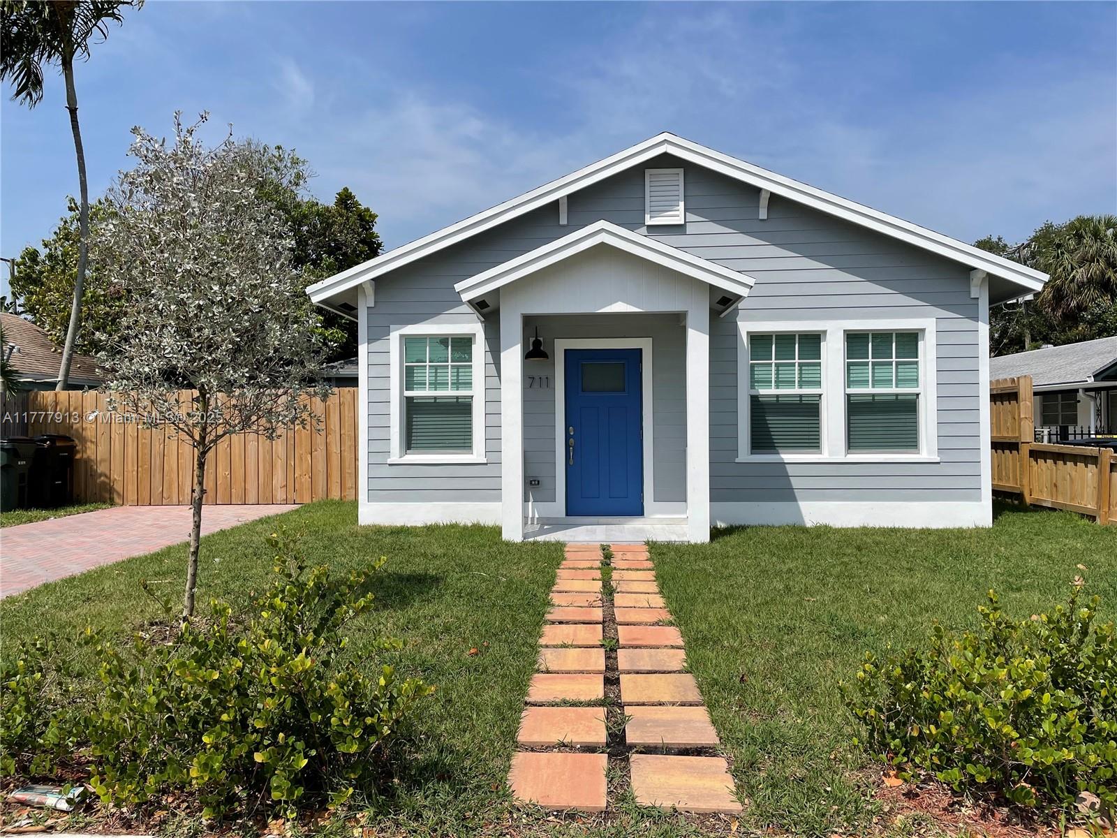 Recent constructions, Modern and cozy, Great Location, quiet street centrally located. 3 Bedrooms and 2 bathroom living and dining room, fenced and private patio, full size washer and dryer independent laundy, ceramic floors.  Great CBS constructions, impact doors and windows.  Entertaining area  and rooms with  great natural light, waking closet and spacious  wall closets, light fixtures and more. Drive way for one car and more, conctact me for more questions.