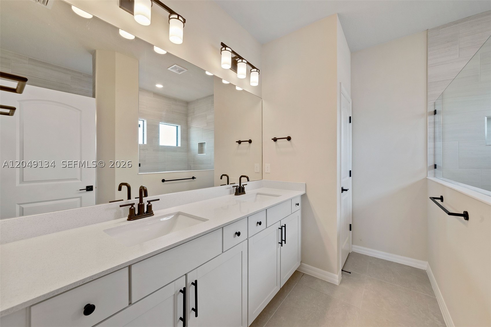 OAK TREE PROPERTY REDEVEL - Residential Lease
