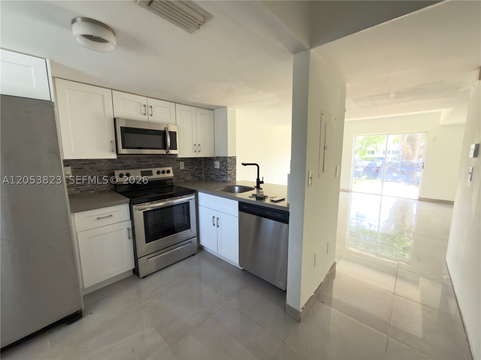 BEAUTIFUL AND WELL-MAINTAINED 3-BEDROOM, 2-BATHROOM TOWNHOUSE FEATURING A DESIRABLE LAYOUT WITH ONE BEDROOM AND ONE FULL BATHROOM ON THE FIRST FLOOR, PERFECT FOR GUESTS OR A HOME OFFICE. ENJOY A REMODELED KITCHEN WITH MODERN FINISHES, CERAMIC TILE FLOORING THROUGHOUT, AND AN IN-UNIT WASHER AND DRYER FOR ADDED CONVENIENCE. THE PROPERTY INCLUDES TWO ASSIGNED PARKING SPACES AND IS MOVE-IN READY. CONVENIENTLY LOCATED NEAR MAJOR HIGHWAYS, SHOPPING, DINING, SCHOOLS, AND PARKS. EASY TO SHOW AND READY FOR IMMEDIATE OCCUPANCY—DON’T MISS THIS EXCELLENT RENTAL OPPORTUNITY!