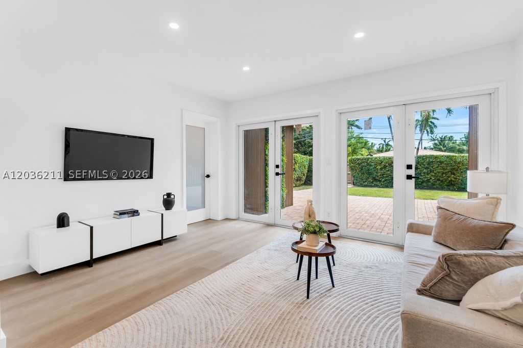 HOLLYWOOD LAKES SECTION - Residential