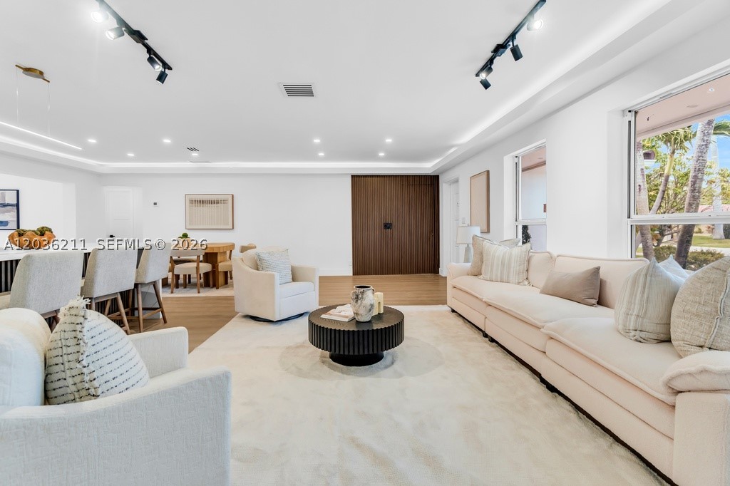 HOLLYWOOD LAKES SECTION - Residential