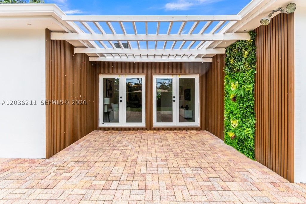 HOLLYWOOD LAKES SECTION - Residential