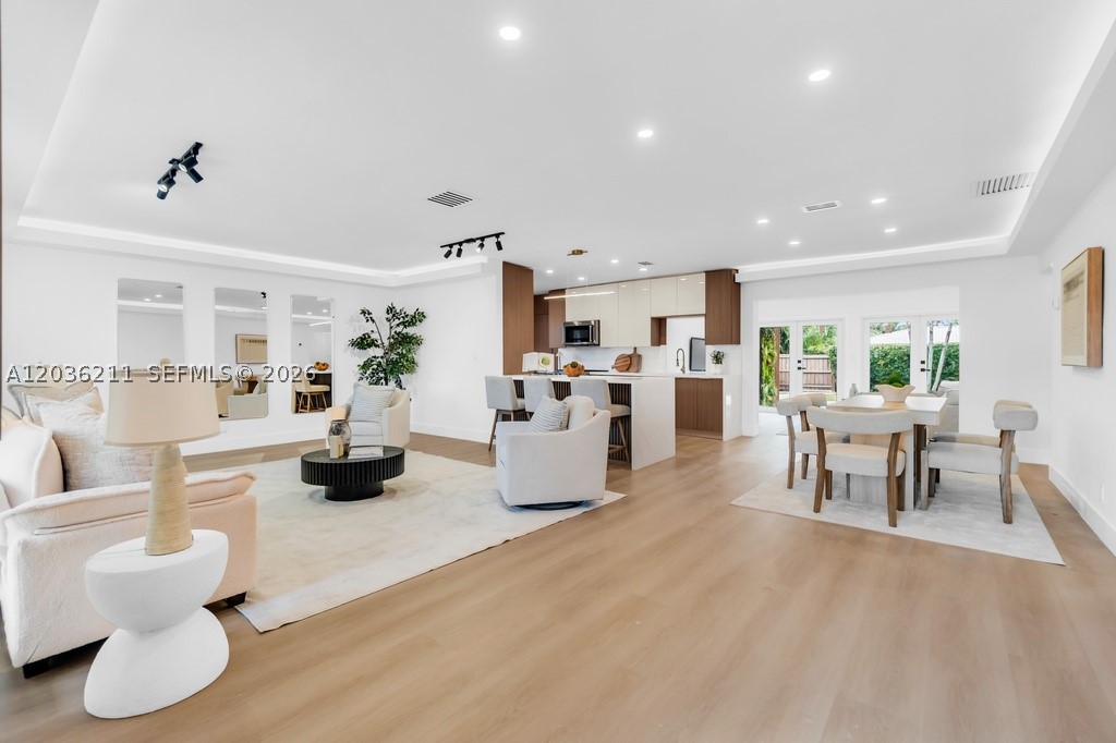 HOLLYWOOD LAKES SECTION - Residential