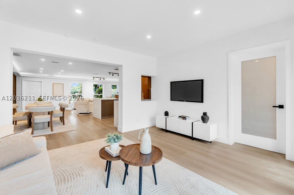 HOLLYWOOD LAKES SECTION - Residential