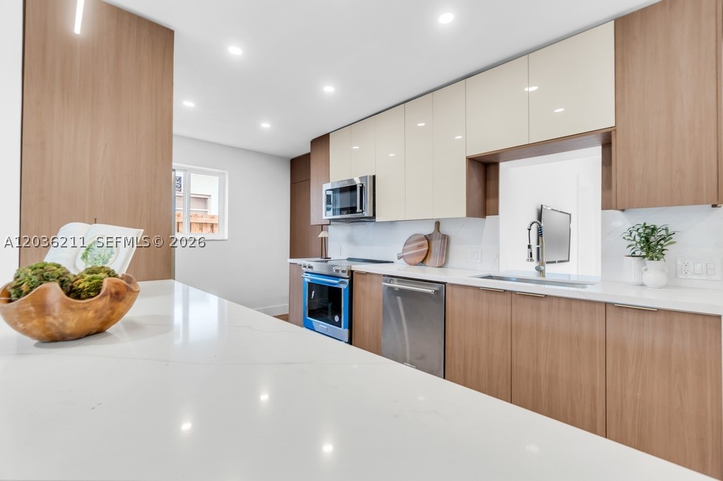 HOLLYWOOD LAKES SECTION - Residential