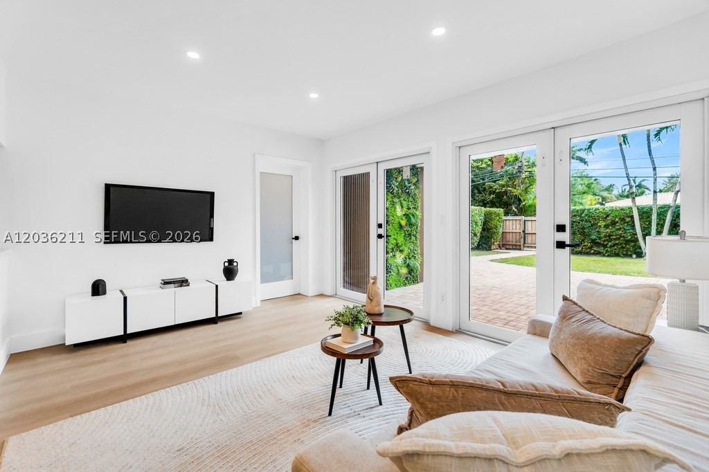 HOLLYWOOD LAKES SECTION - Residential
