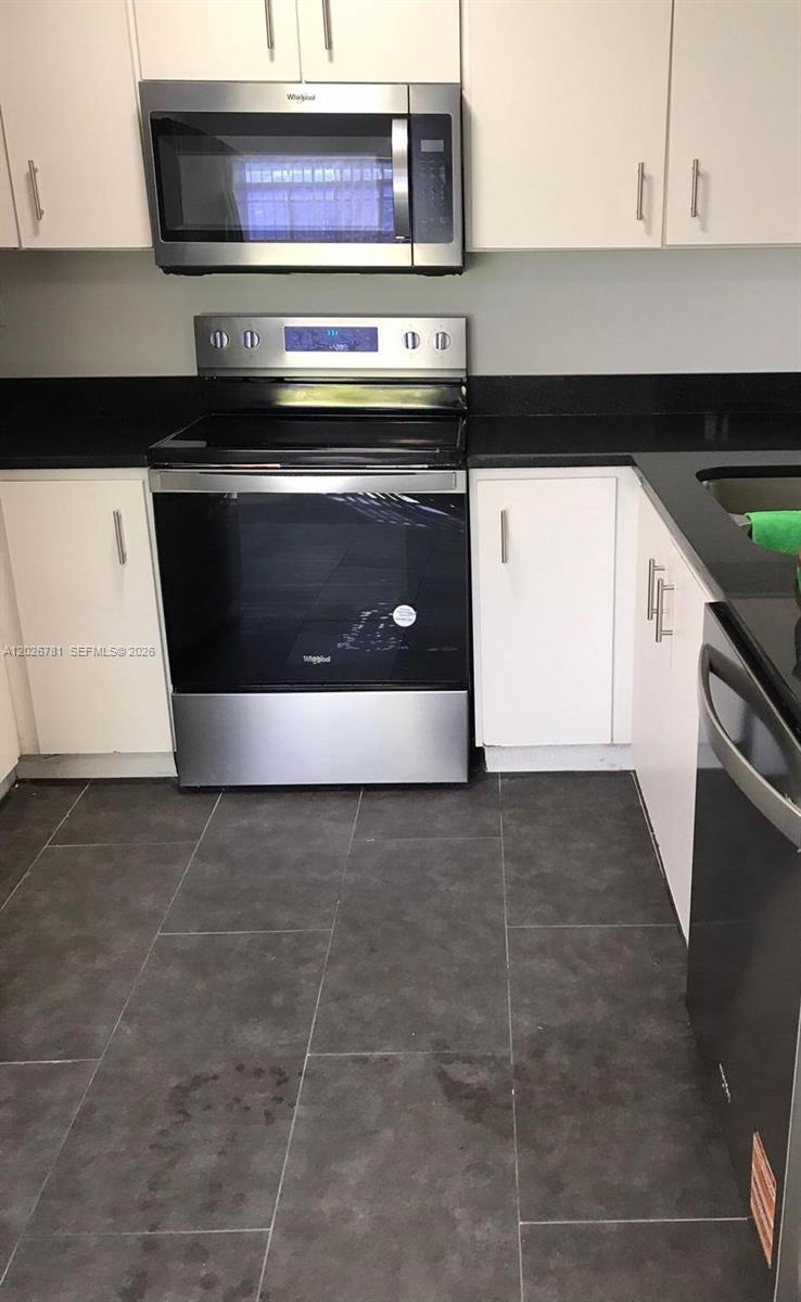 Beautiful 2/2 first floor apartment, washer and dryer inside uint, upgraded unit fenced complex, relaxing pool area 
very close to main transportations and school zone 
dont miss it