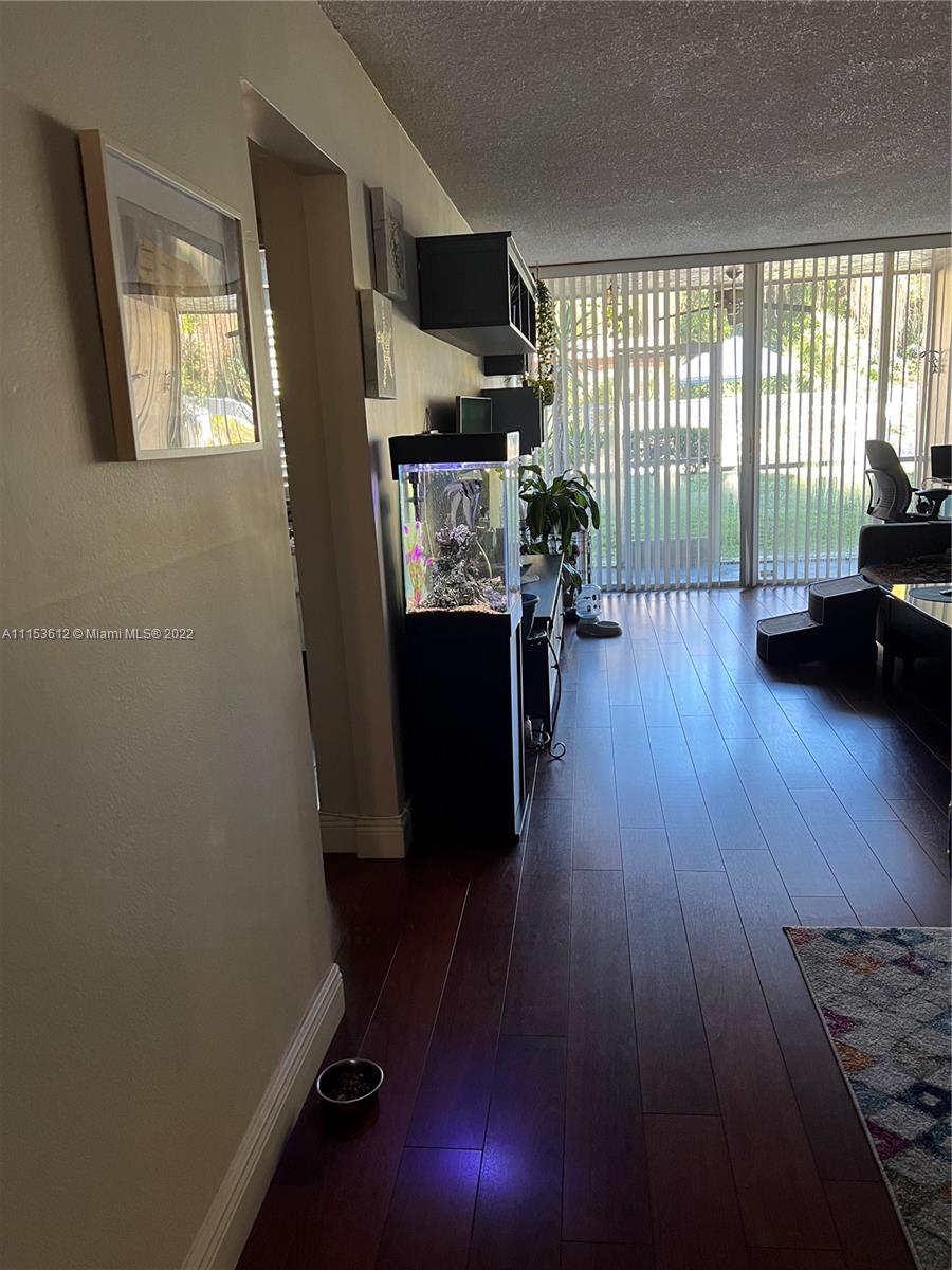 2/2, in the highly desirable Live Oak, in Pine Island Ridge. Great neighborhood, great location, near A schools, close to highways & shopping centers (Trader Joes, Whole Foods)