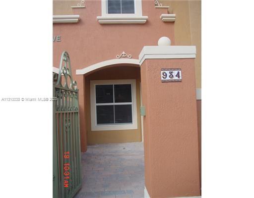 BEAUTIFUL TOWNHOUSE 3 BR, 2.5 BATH, MASTER BEDROOM WITH WALKING CLOSET. KITCHEN WITH GRANITE
COUNTERTOP AND STAINLESS STEEL APPLIANCES.CERAMIC ON FIRST FLOOR  AND WATER PROOF VINIL  ON STAIRS AND  SECOND FLOOR,  SEPARATE LIVING AND DINING ROOM IN GATED COMMUNITY (PEMBROKE CAY), LOCATED VERY CLOSE TO: I-75, COSTCO, WHOLE FOOD, RECREATIONAL PARKS; NEXT TO THE EXCLUSIVE  PEMBROKE GARDENS MALL; 30 MIN. TO MIAMI INTERNATIONAL AND FT LAUDERDALE AIRPORTS