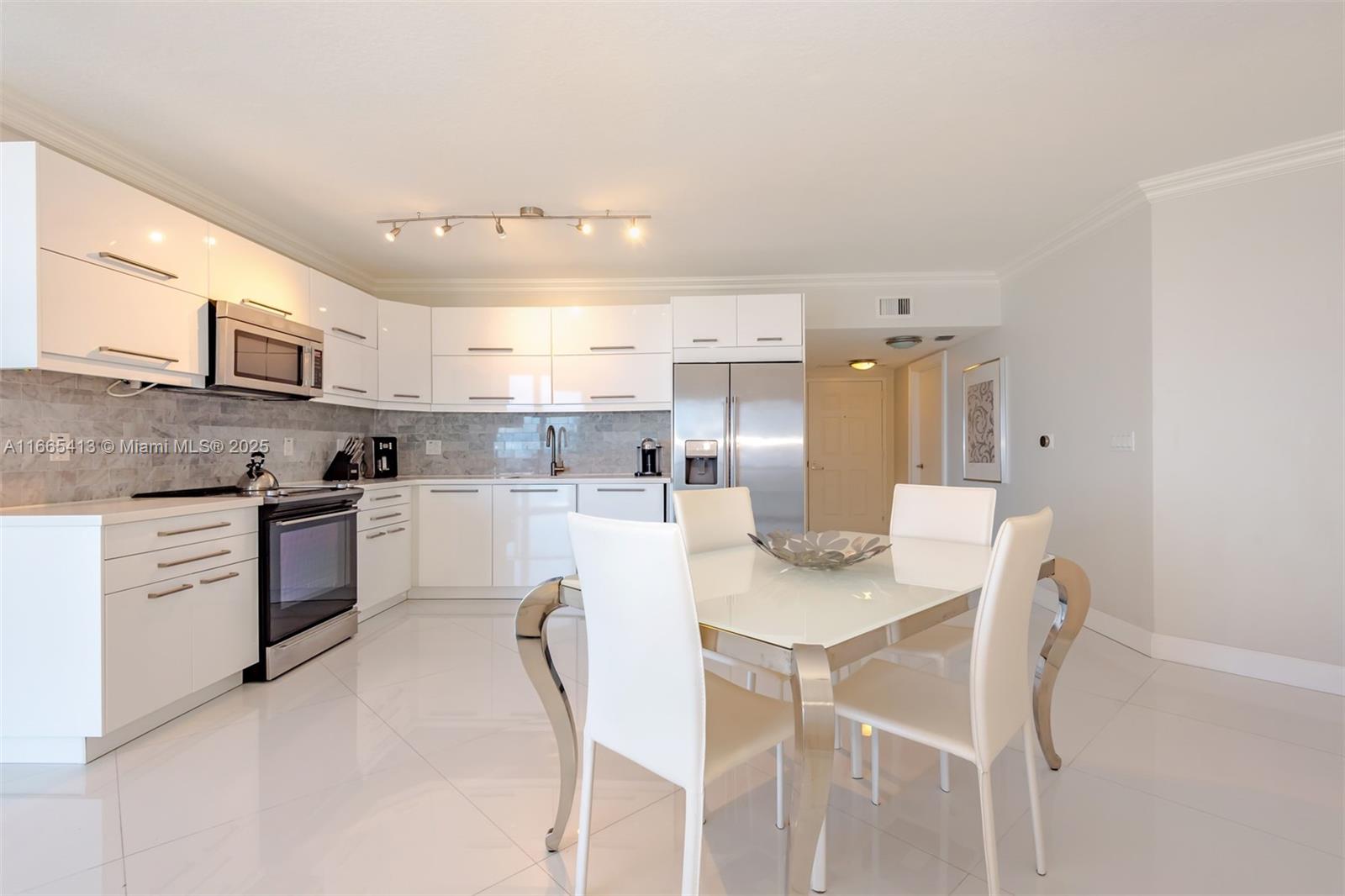 LA PERLA CONDO - Residential Lease