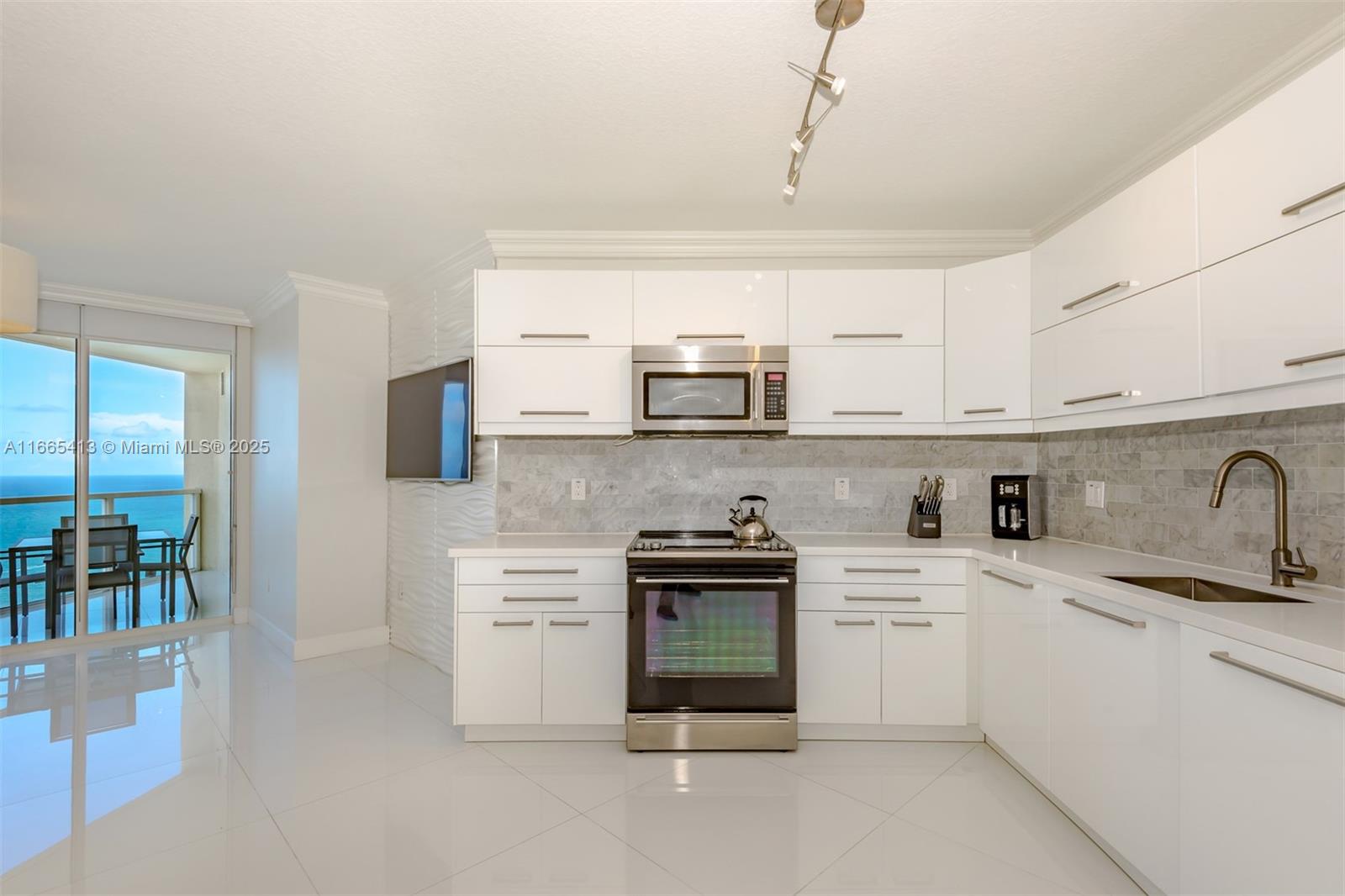 LA PERLA CONDO - Residential Lease