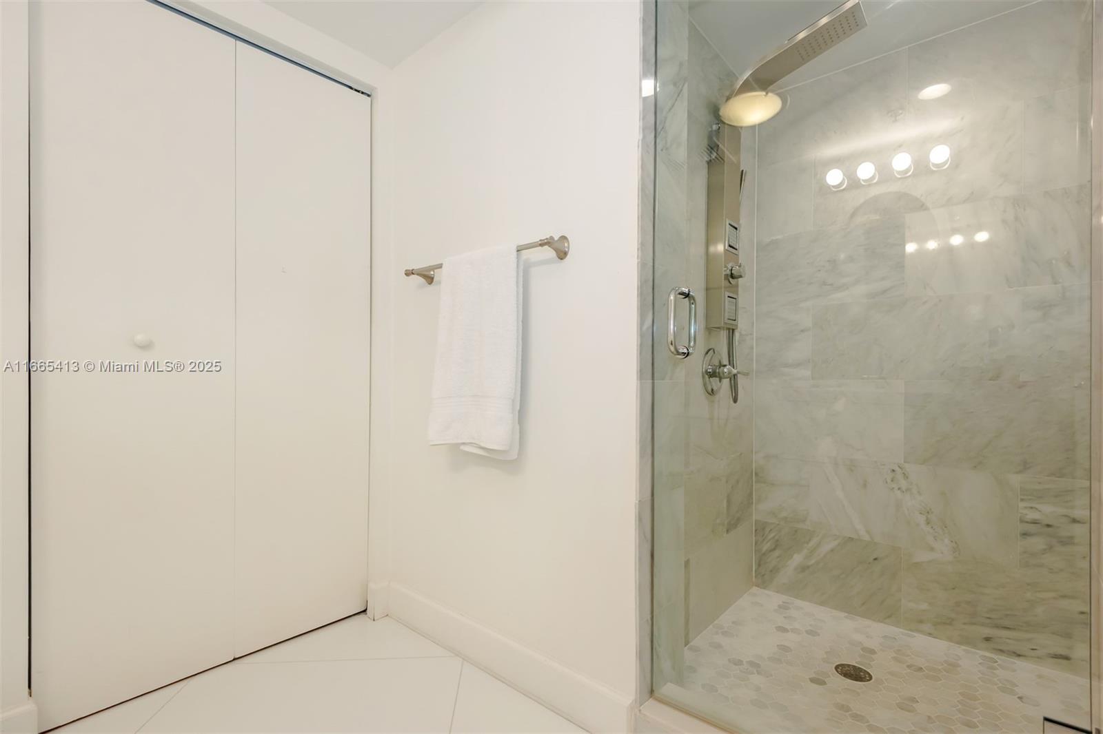 LA PERLA CONDO - Residential Lease