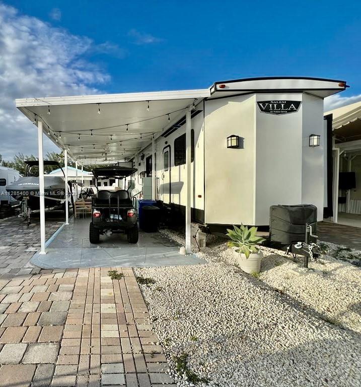 BEAUTIFUL AND NEW SPACIOUS MOBIL HOME 2/1/5 SLEEPS 10, LOCATED IN CALUSA CAMPGROUND RESORT-MANNY AMENITIES IN THIS GATED COMMUNITY WITH SECURITY. BOAT RAMP WITH OCEAN ACCESS, COMMUNITY POOL, TENNIS, BASKETBALL COURTS, AND PLAYGROUND. COVERED PATIO AREA. PARADISE IS CLOSE TO MIAMI.