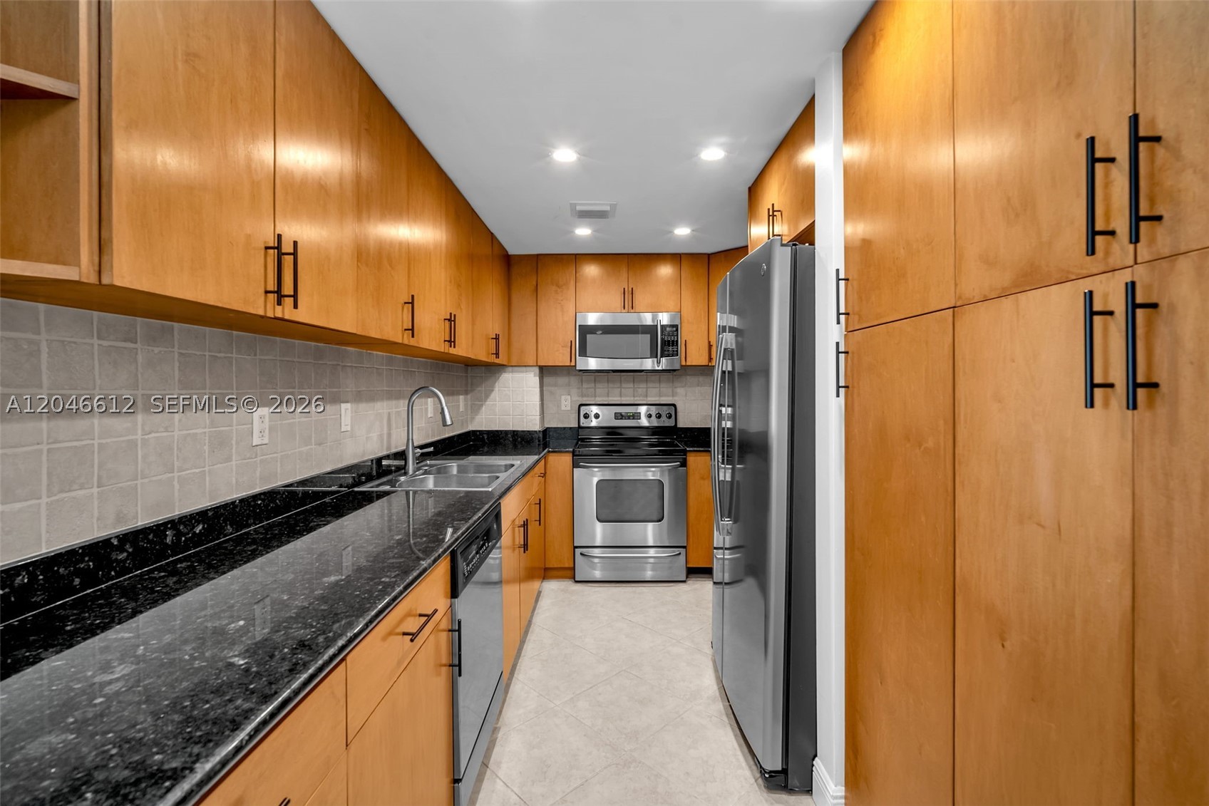 ISLAND POINTE CONDOMINIUM - Residential