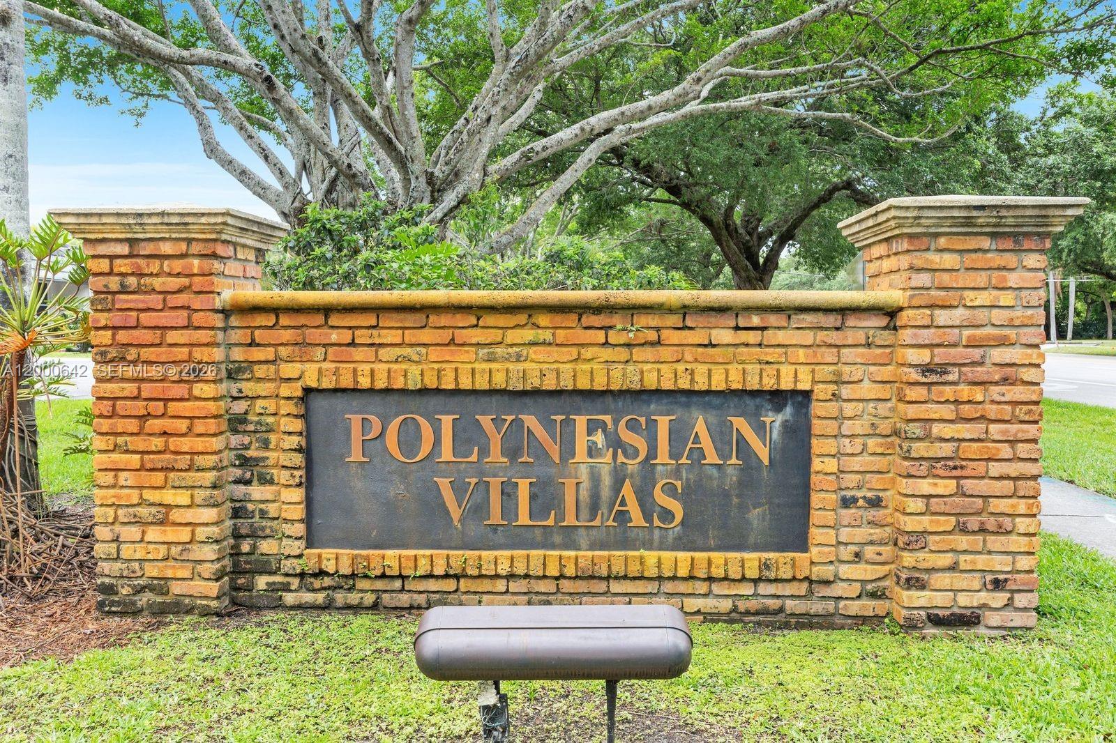 LARGEST TOWNHOUSE IN COMPLEX.  2200 SQ. FT. LIVING AS PER OWNER PLUS 2 PATIOS.  CORNER UNIT, MOVE IN CONDITION
 GREAT LOCATION IN THE HEART OF PLANTATION. LARGE KITCHEN WITH BIG AREA FOR DINING. ONE BEDROOM AND BATH DOWNSTAIRS.  LAUNDRY ROOM INSIDE. EXTRA STORAGE IN A/C CLOSET.
HUGE PRIMARY SHOWER. NOTHING ELSE LIKE IT IN THE AREA.  READY FOR NEW FAMILY