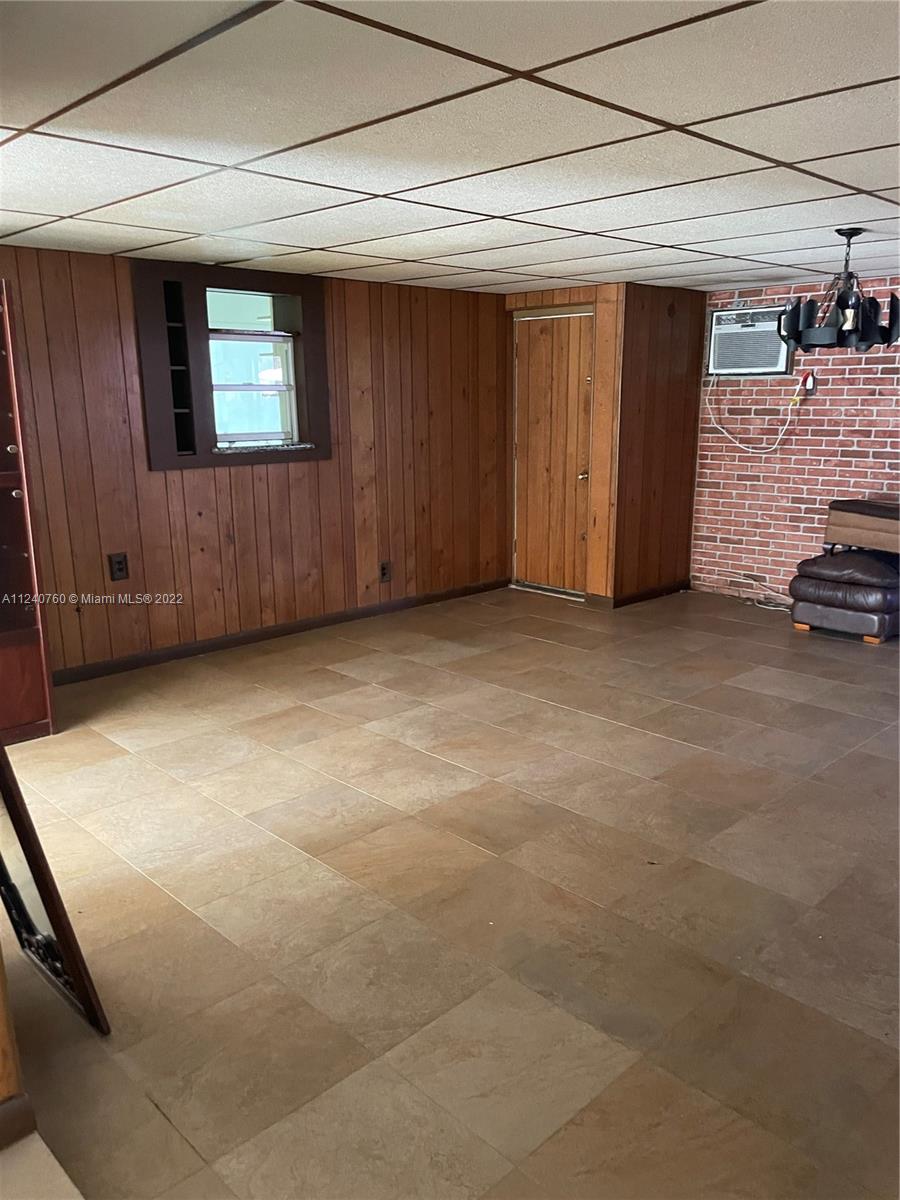 HOLLYWOOD HILLS - Residential Lease