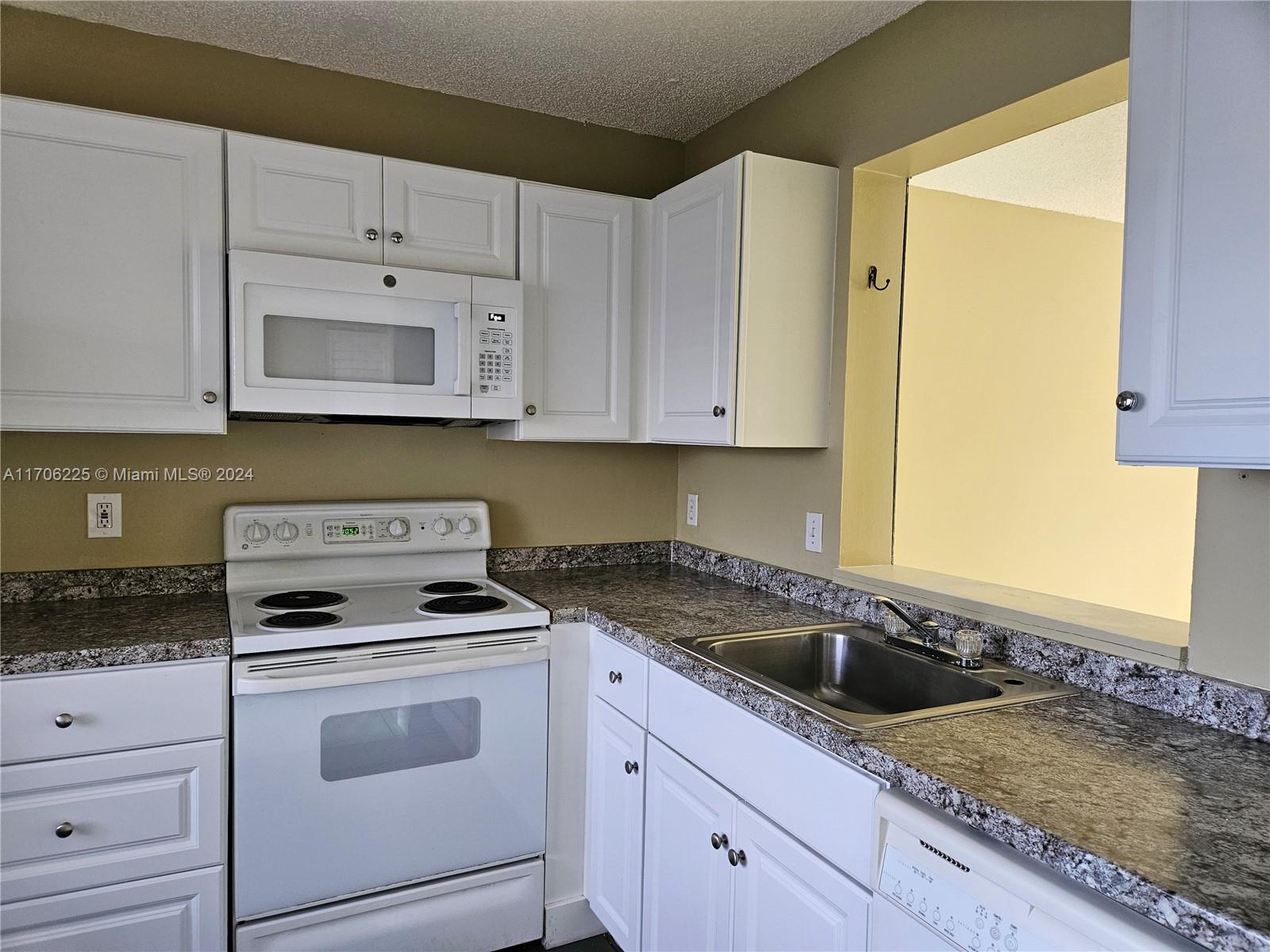LAKESHORE AT UNIVERSITY P - Residential