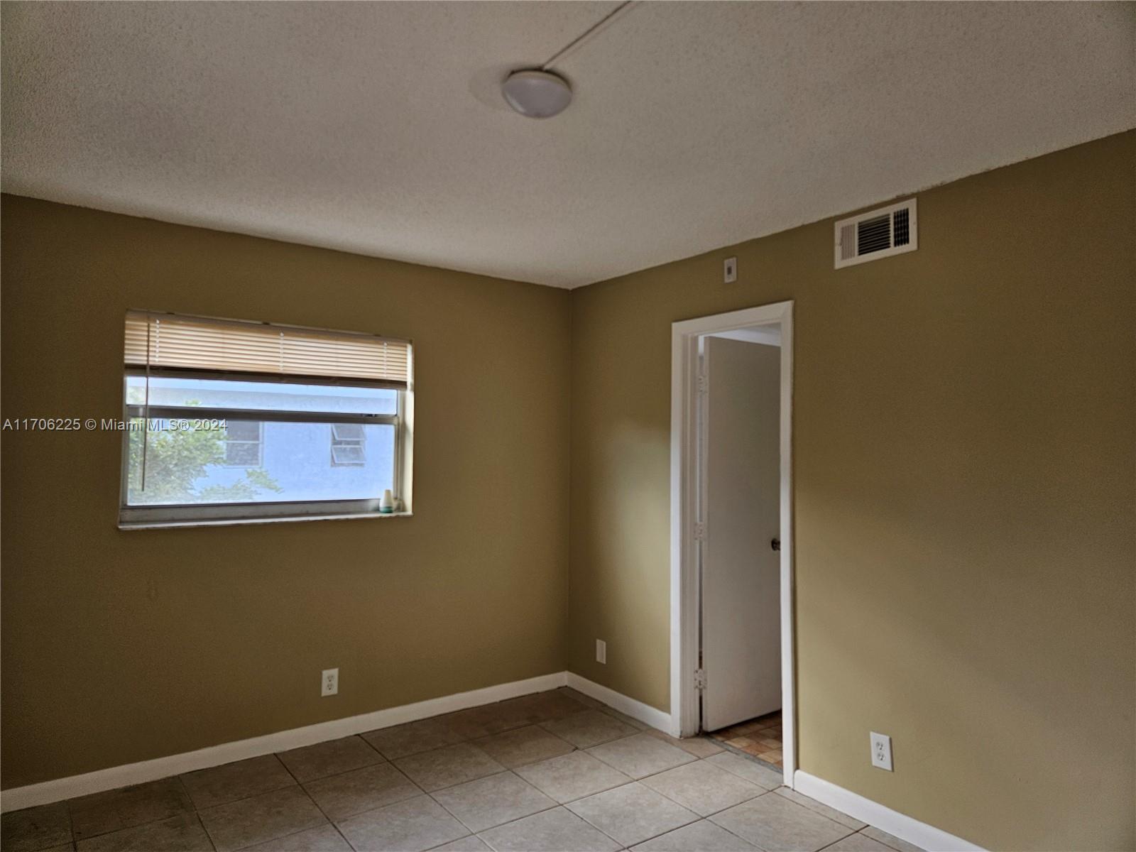 LAKESHORE AT UNIVERSITY P - Residential