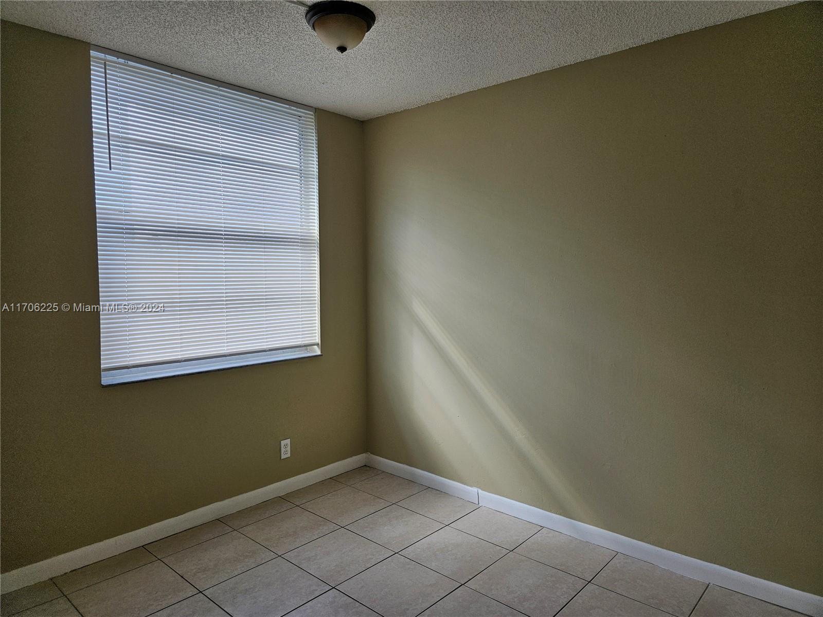 LAKESHORE AT UNIVERSITY P - Residential