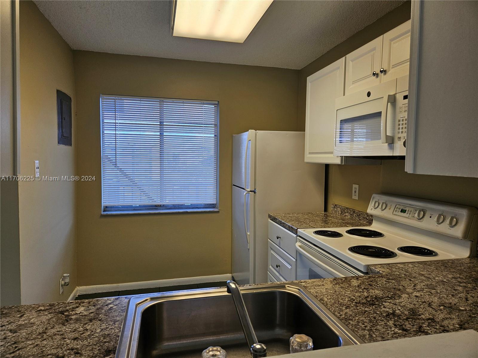 LAKESHORE AT UNIVERSITY P - Residential