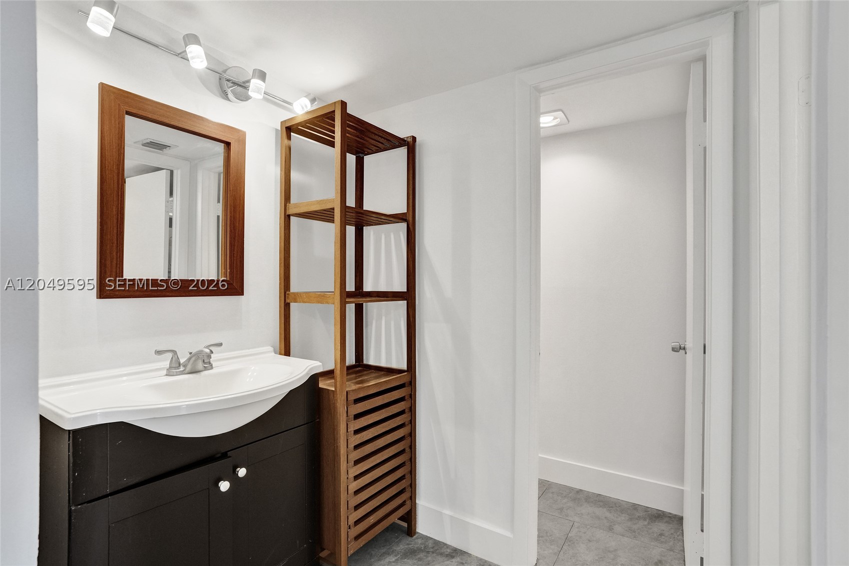 DELVISTA B CONDO - Residential