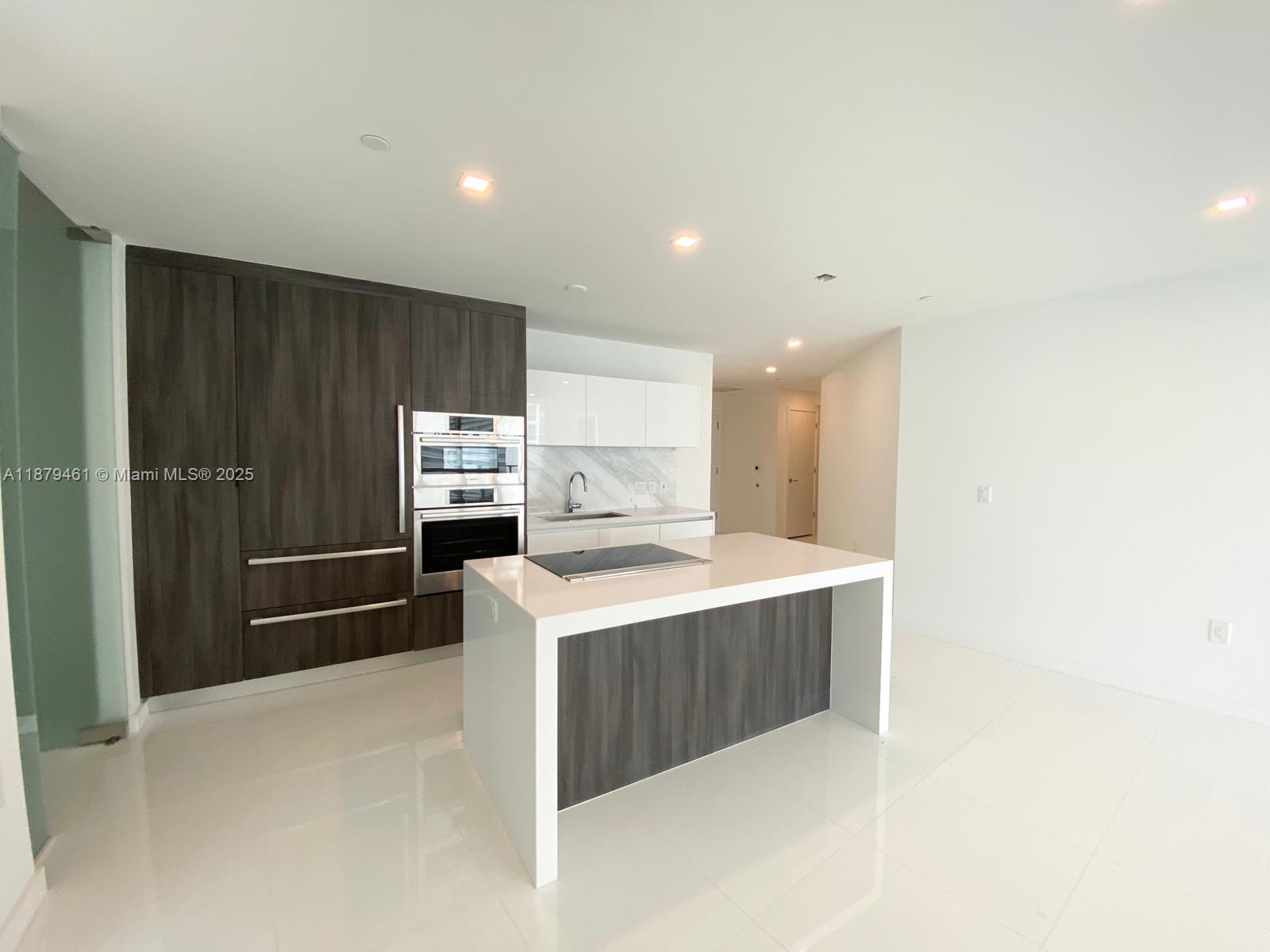 PARAMOUNT MIAMI WORLDCENT - Residential Lease