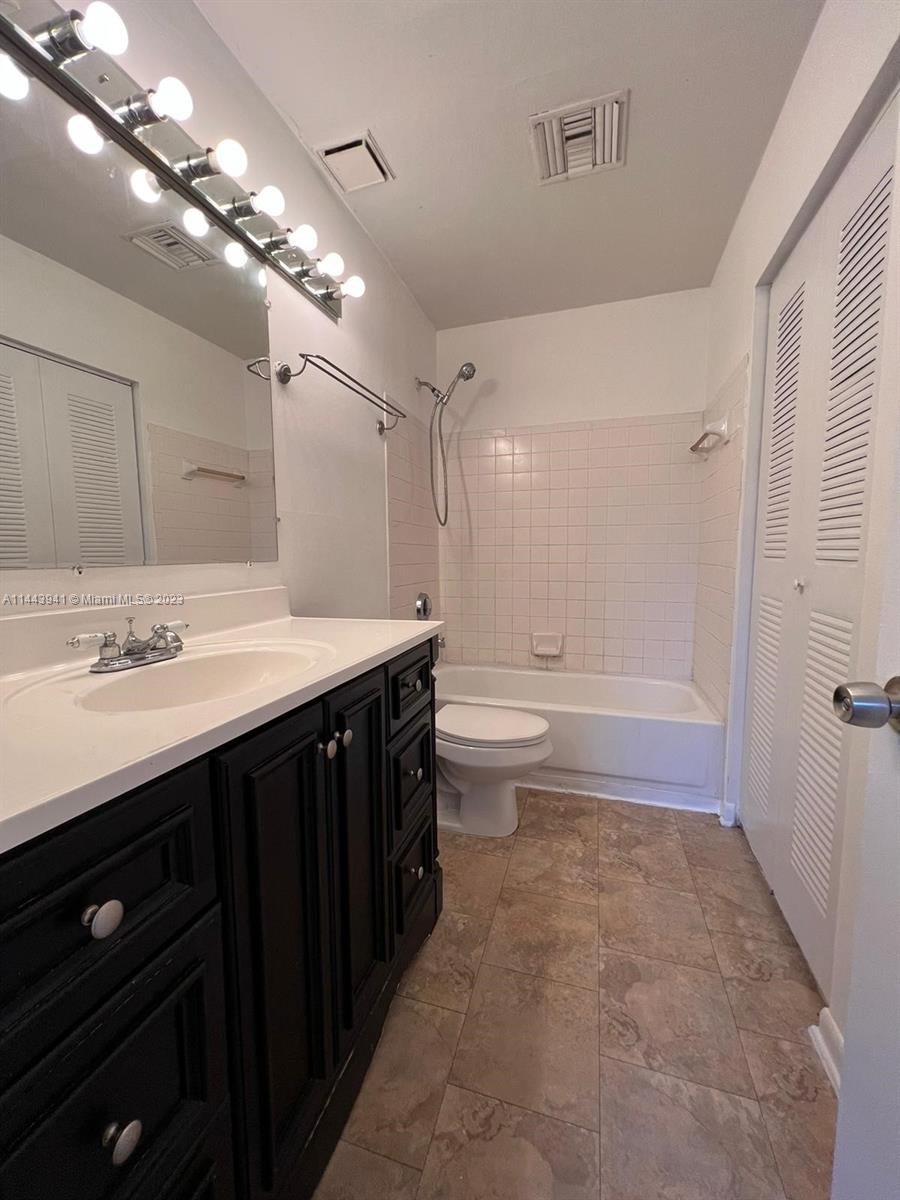 LA HACIENDA COUNTRY CLUB - Residential