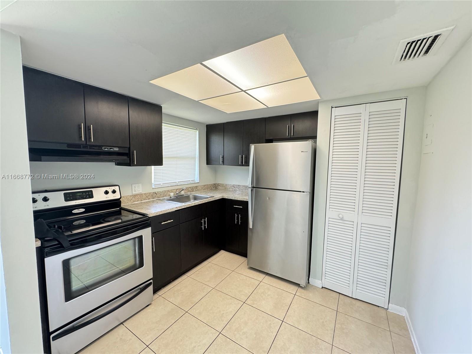COURTS AT OAKLAND PARK - Residential Lease