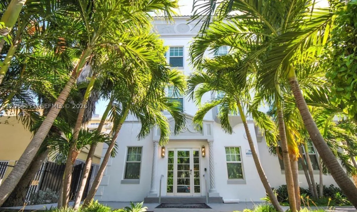 FIRST MONTH & SECURITY DESPOSIT ONLY** Beautiful unit in secure building in South Beach. Brand new appliance, wood floors, spacious closets, freshly painted with new fixtures. Laundry Facility. Great location-walk to restaurants, movie theatres, super markets, Lincoln Road, Ocean Drive, the beach and much more!
**Minimum requirements must be met or additional deposit could be required.