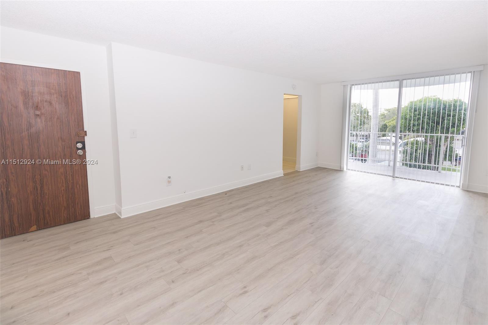 BEAUTIFUL 2 BEDS 2 BATH APARTMENT FEATURING VINYL FLOORS THROUGH, UPDATED BATHROOMS AND STAINLESS STEEL APPLIANCES. PERFECTLY LOCATED ON I95, TURNPIKE & 826 INTERSECTION.