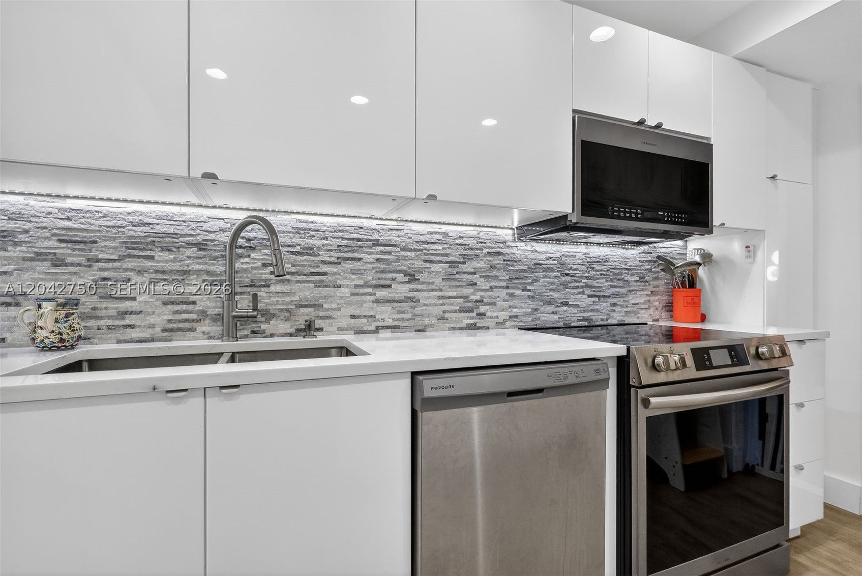 LONDON TOWERS CONDO - Residential