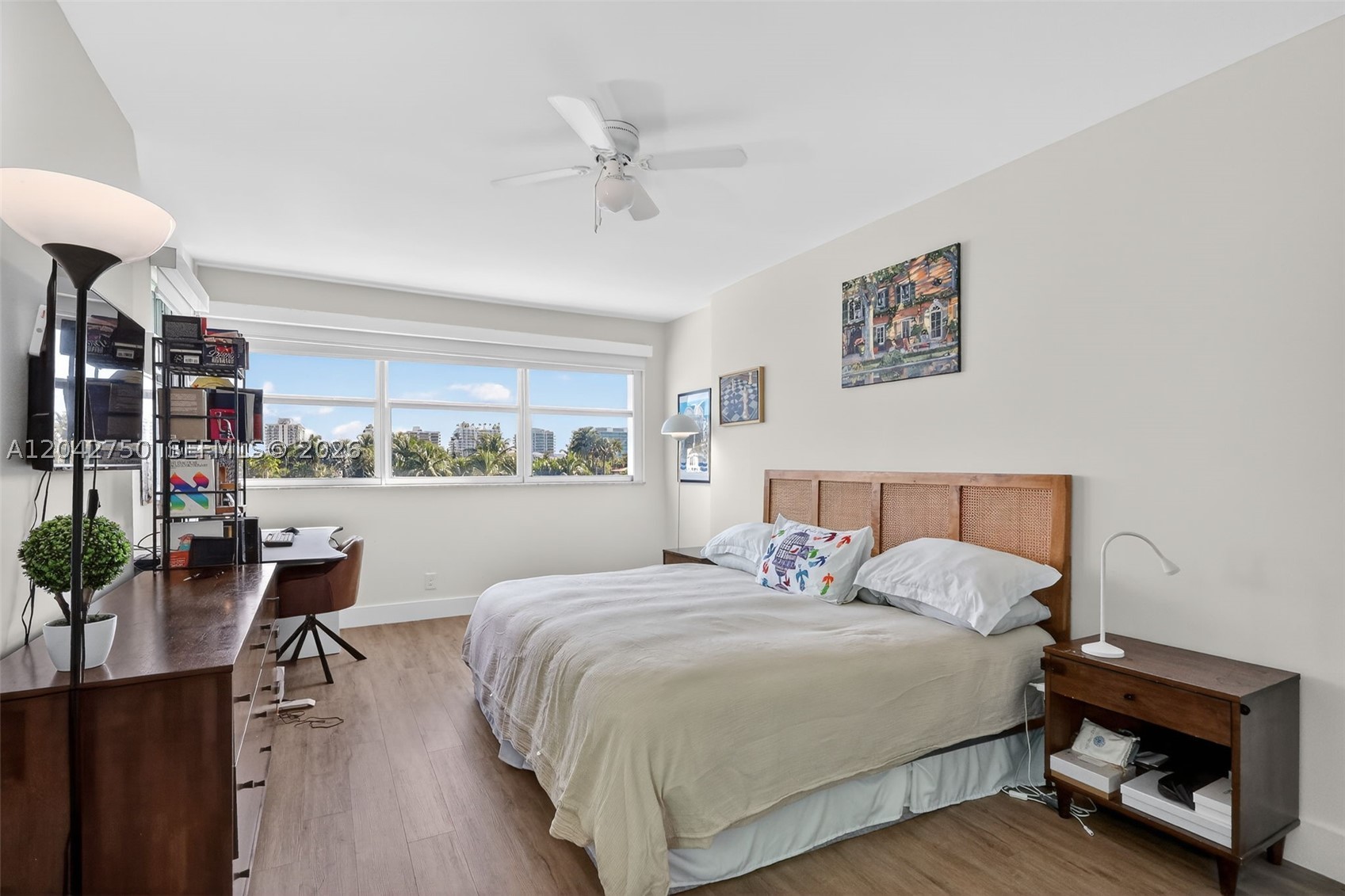 LONDON TOWERS CONDO - Residential