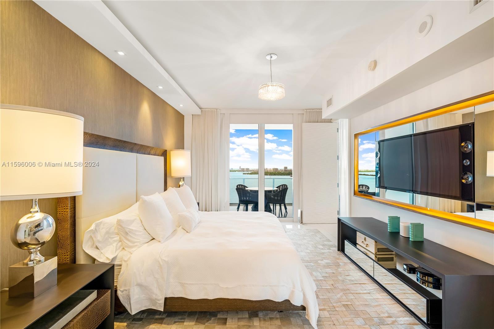 PARAMOUNT BAY CONDO - Residential