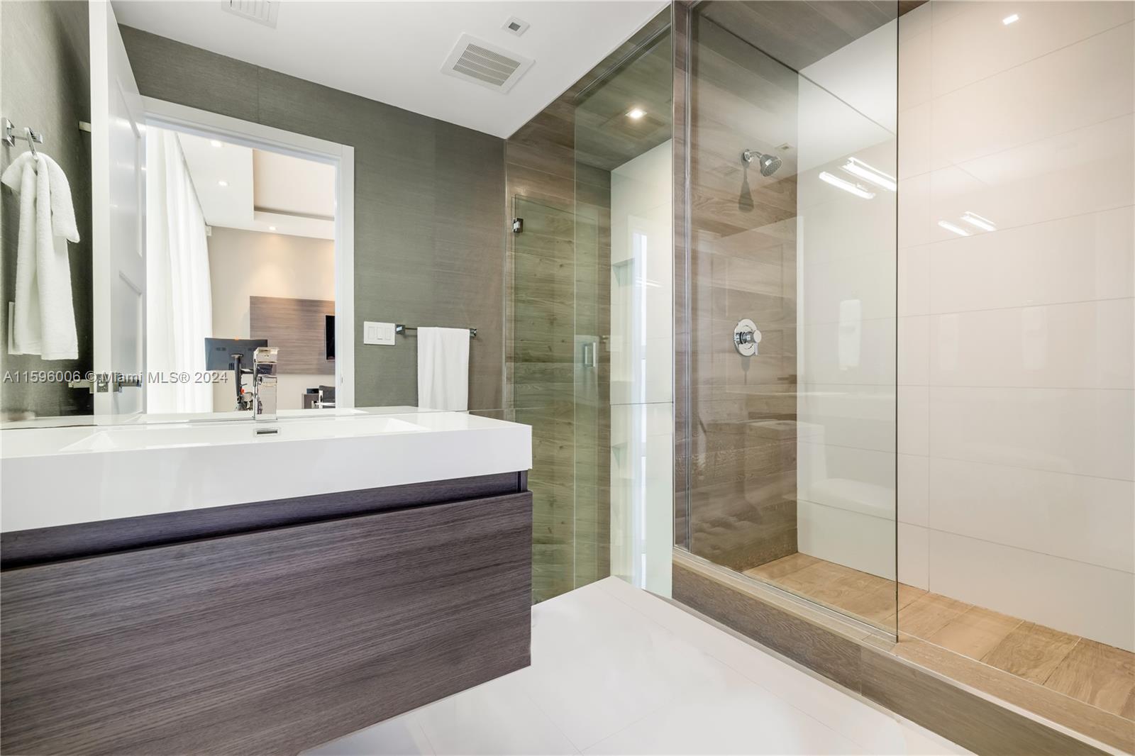 PARAMOUNT BAY CONDO - Residential