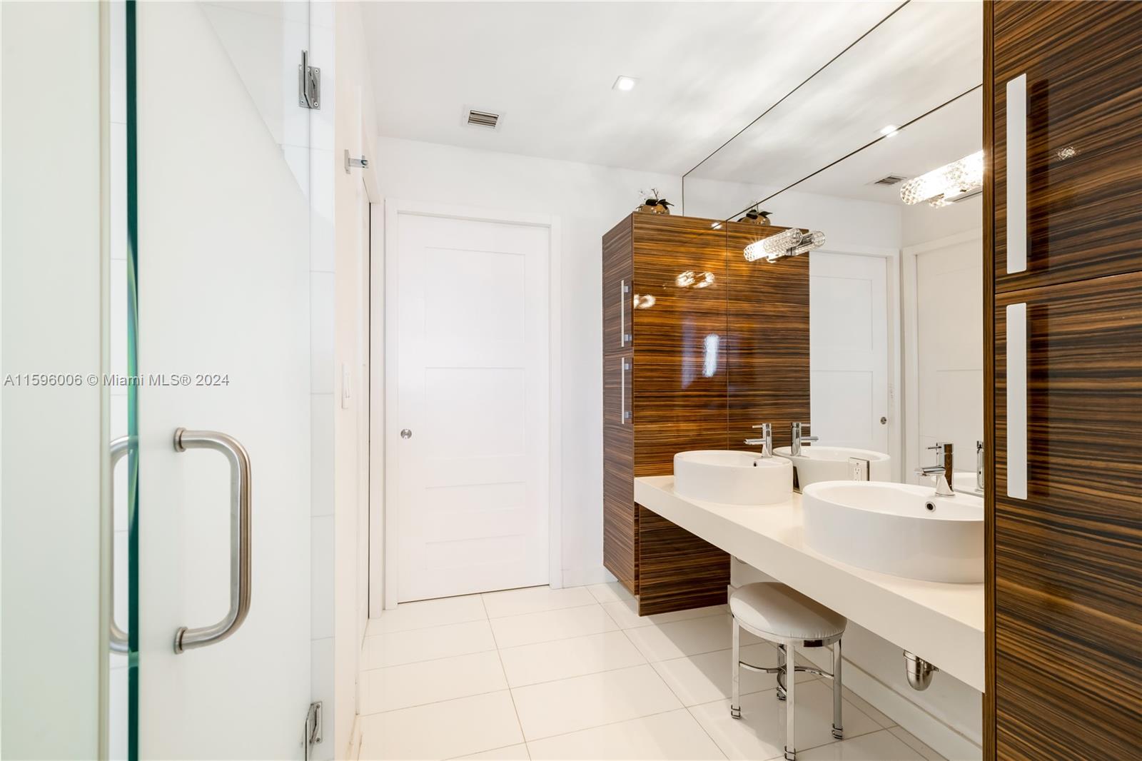PARAMOUNT BAY CONDO - Residential