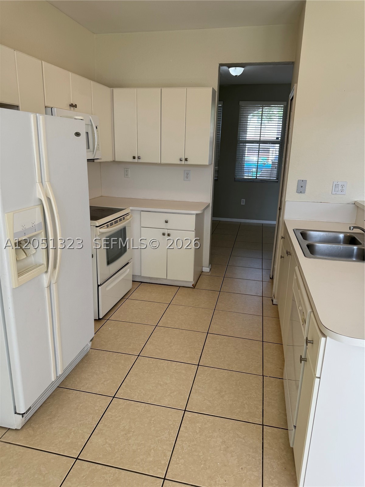 AB AT TAMIAMI TRAIL PHASE - Residential Lease