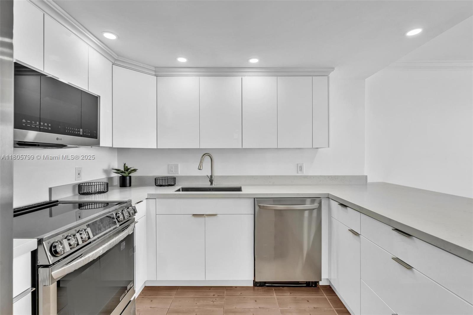 ADMIRALS PORT CONDO - WEST - Residential