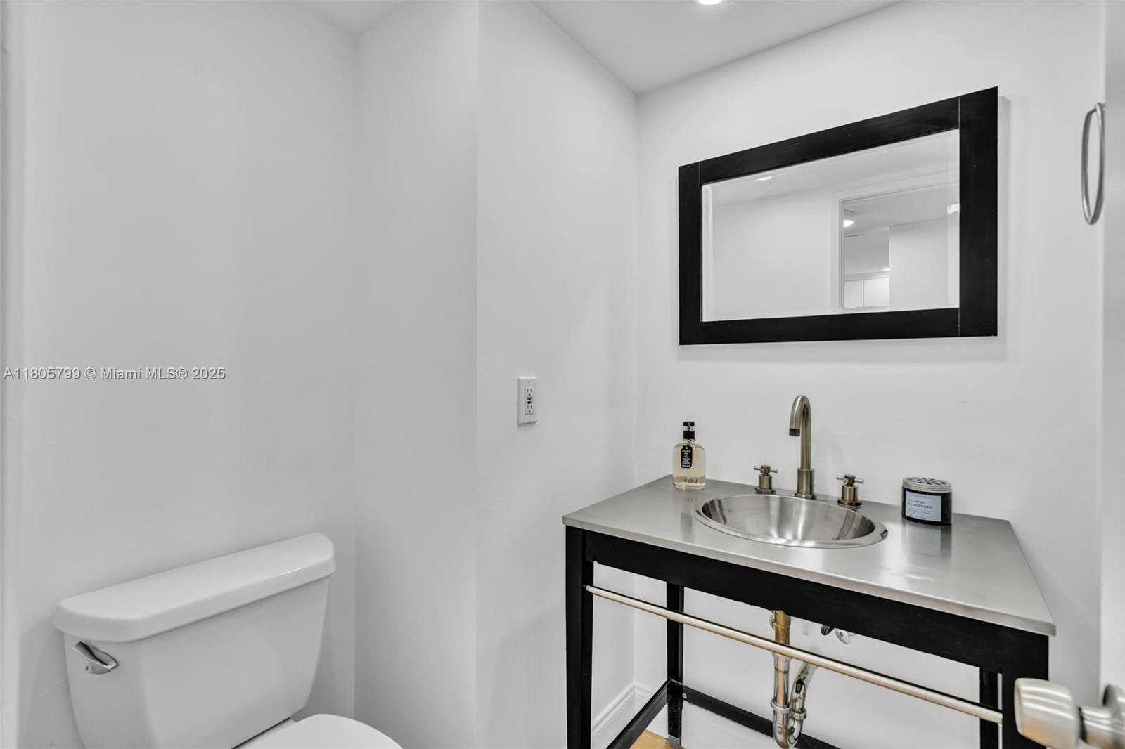 ADMIRALS PORT CONDO - WEST - Residential