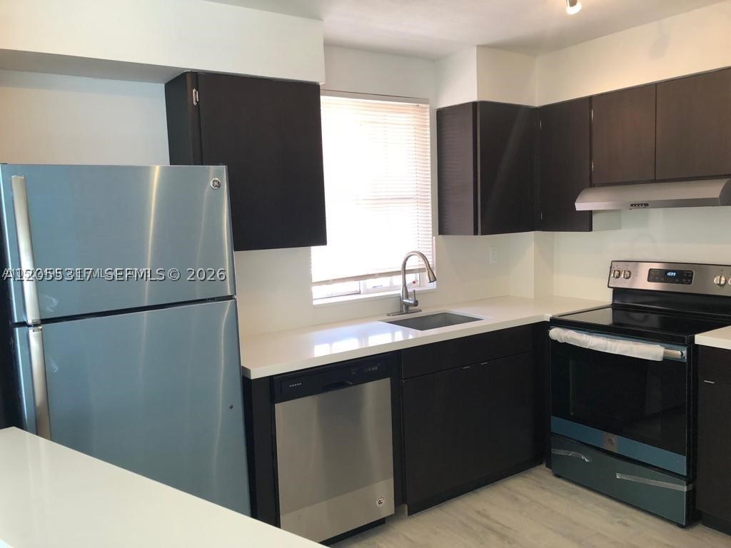Spacious 1 BED / 1 BATH rarely available in the highly desirable Mirassou Condo. The unit features tile flooring
throughout, oversized bedroom, and walk in closets. Centrally located condo with easy access to main
expressways, shopping centers, hospitals, and A+ schools. Please call before it's gone. Laundry in the unit. Gated Community. There is only one parking space assigned to each unit. Two (2) vehicles is the maximum allowed per unit. No pets are allowed for tenants.