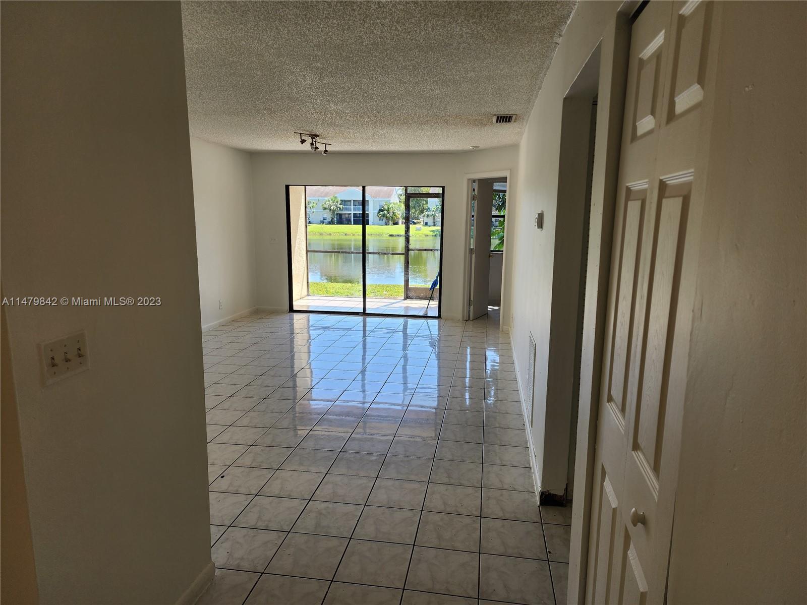 CIRCLE VILLAS (THE) CONDO - Residential