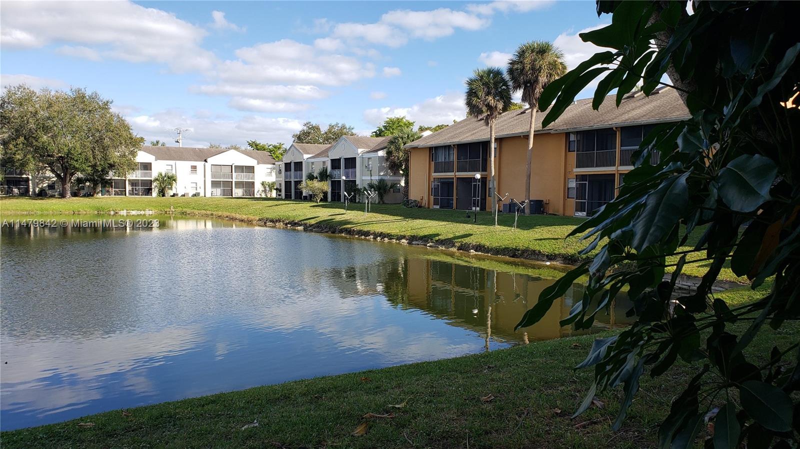 CIRCLE VILLAS (THE) CONDO - Residential
